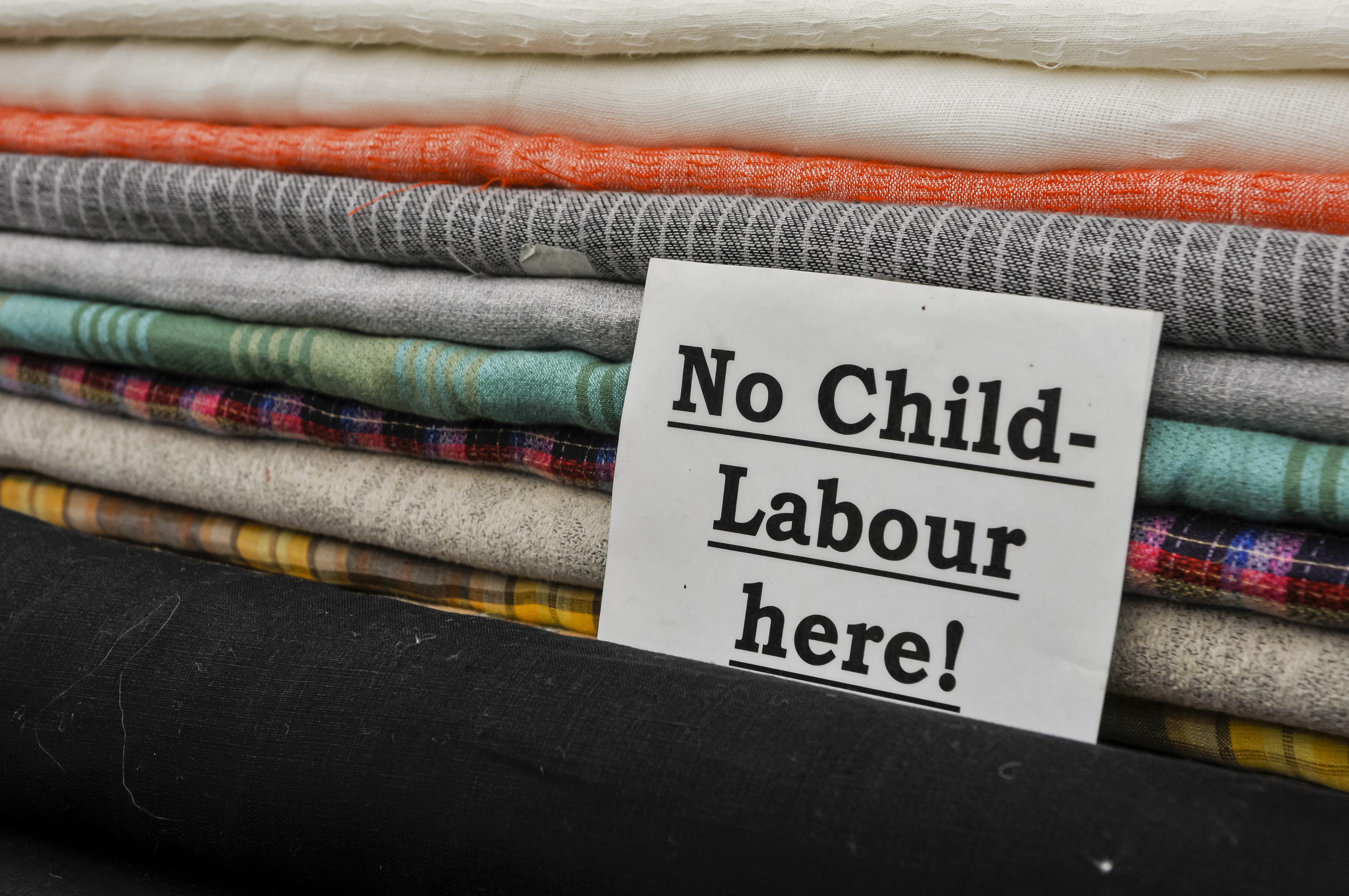 Kangaspakkoja ja teksti No Child Labour here
